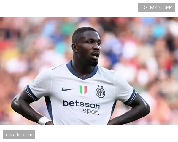 特写：国际米兰前锋图拉姆进球后展示印有新生女儿名字的纪念衫